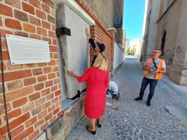 [FOTO] Epitafijna płyta nagrobna z połowy XIV wieku wyeksponowana na ścianie kamienicy w centrum miasta. Wcześniej służyła jako przykrycie dla studni