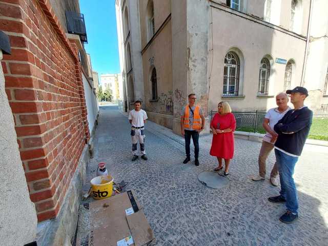 [FOTO] Epitafijna płyta nagrobna z połowy XIV wieku wyeksponowana na ścianie kamienicy w centrum miasta. Wcześniej służyła jako przykrycie dla studni