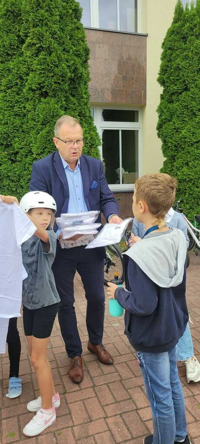 [FOTO] Uczniowie ze Świebodzic promują ekologiczny transport