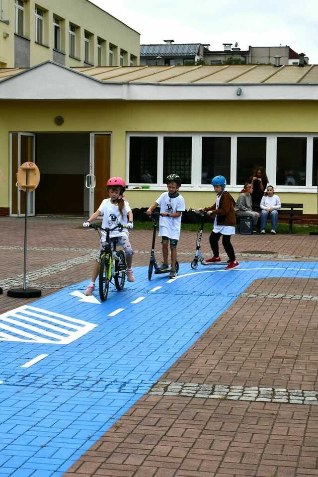 [FOTO] Uczniowie ze Świebodzic promują ekologiczny transport