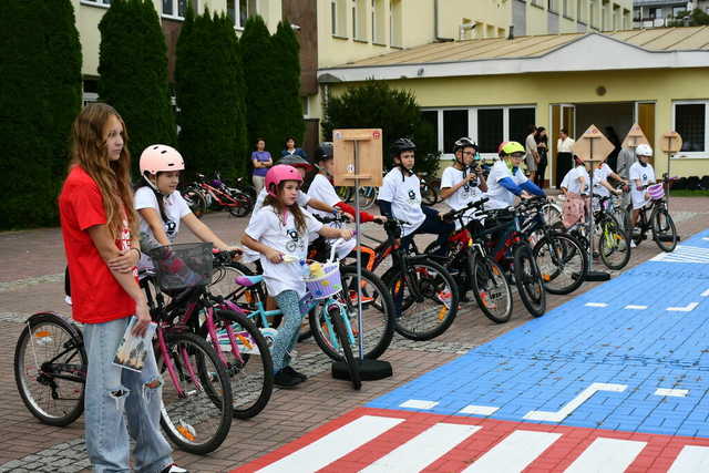 [FOTO] Uczniowie ze Świebodzic promują ekologiczny transport