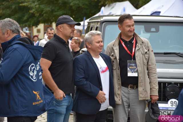 [WIDEO, FOTO] Zabytkowe samochody opanowały świdnicki rynek! Wystartował II Międzynarodowy Rajd Pojazdów Zabytkowych