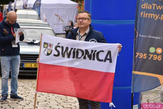 [WIDEO, FOTO] Zabytkowe samochody opanowały świdnicki rynek! Wystartował II Międzynarodowy Rajd Pojazdów Zabytkowych