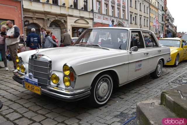 [WIDEO, FOTO] Zabytkowe samochody opanowały świdnicki rynek! Wystartował II Międzynarodowy Rajd Pojazdów Zabytkowych