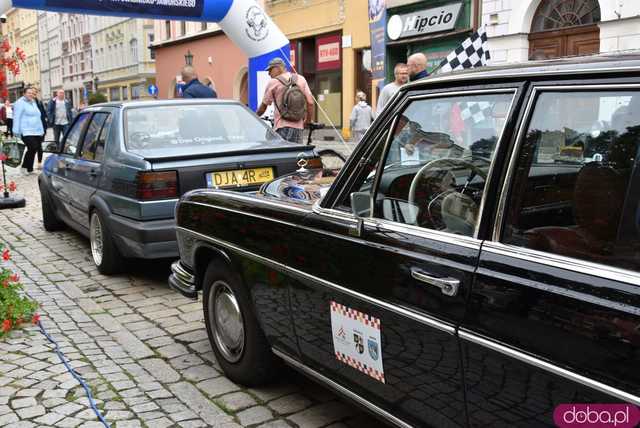[WIDEO, FOTO] Zabytkowe samochody opanowały świdnicki rynek! Wystartował II Międzynarodowy Rajd Pojazdów Zabytkowych