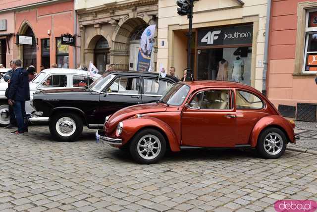 [WIDEO, FOTO] Zabytkowe samochody opanowały świdnicki rynek! Wystartował II Międzynarodowy Rajd Pojazdów Zabytkowych