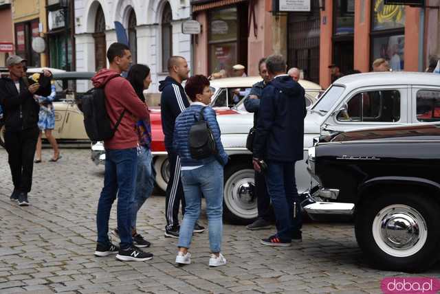 [WIDEO, FOTO] Zabytkowe samochody opanowały świdnicki rynek! Wystartował II Międzynarodowy Rajd Pojazdów Zabytkowych