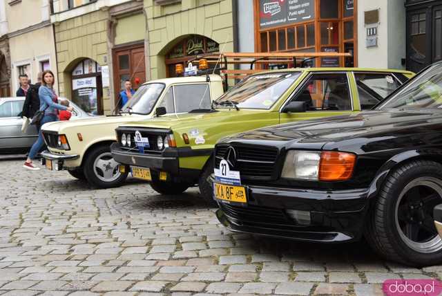 [WIDEO, FOTO] Zabytkowe samochody opanowały świdnicki rynek! Wystartował II Międzynarodowy Rajd Pojazdów Zabytkowych