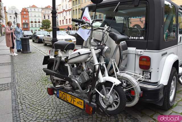 [WIDEO, FOTO] Zabytkowe samochody opanowały świdnicki rynek! Wystartował II Międzynarodowy Rajd Pojazdów Zabytkowych