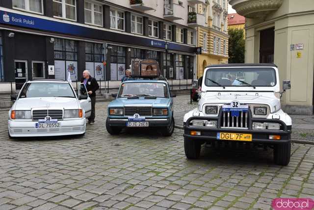[WIDEO, FOTO] Zabytkowe samochody opanowały świdnicki rynek! Wystartował II Międzynarodowy Rajd Pojazdów Zabytkowych