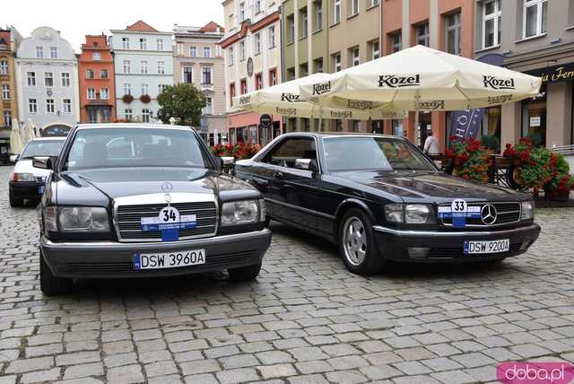 [WIDEO, FOTO] Zabytkowe samochody opanowały świdnicki rynek! Wystartował II Międzynarodowy Rajd Pojazdów Zabytkowych