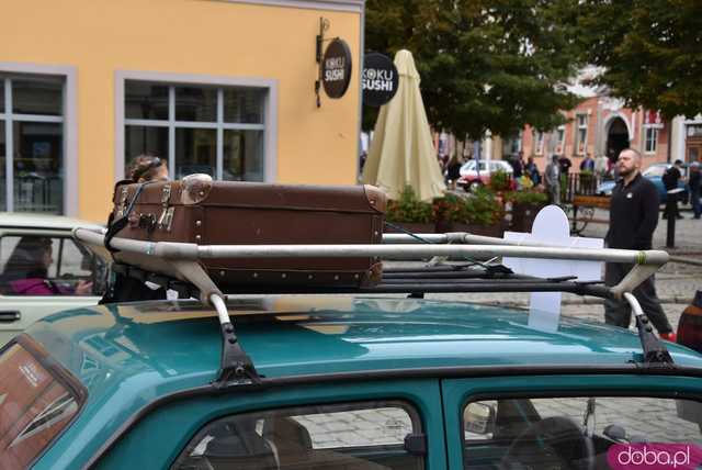 [WIDEO, FOTO] Zabytkowe samochody opanowały świdnicki rynek! Wystartował II Międzynarodowy Rajd Pojazdów Zabytkowych