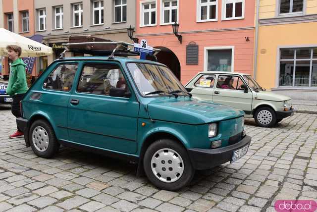 [WIDEO, FOTO] Zabytkowe samochody opanowały świdnicki rynek! Wystartował II Międzynarodowy Rajd Pojazdów Zabytkowych