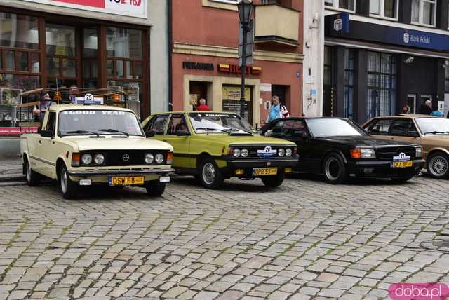 [WIDEO, FOTO] Zabytkowe samochody opanowały świdnicki rynek! Wystartował II Międzynarodowy Rajd Pojazdów Zabytkowych
