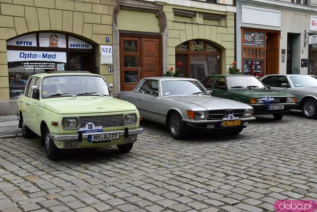 [WIDEO, FOTO] Zabytkowe samochody opanowały świdnicki rynek! Wystartował II Międzynarodowy Rajd Pojazdów Zabytkowych