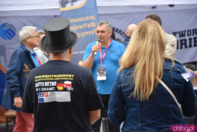 [WIDEO, FOTO] Zabytkowe samochody opanowały świdnicki rynek! Wystartował II Międzynarodowy Rajd Pojazdów Zabytkowych
