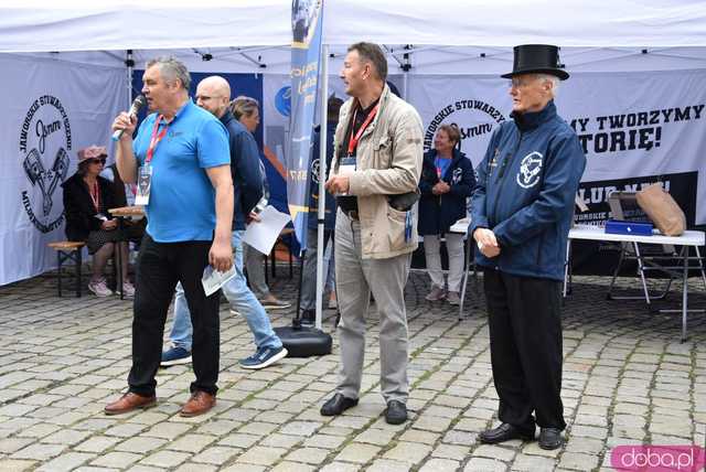 [WIDEO, FOTO] Zabytkowe samochody opanowały świdnicki rynek! Wystartował II Międzynarodowy Rajd Pojazdów Zabytkowych