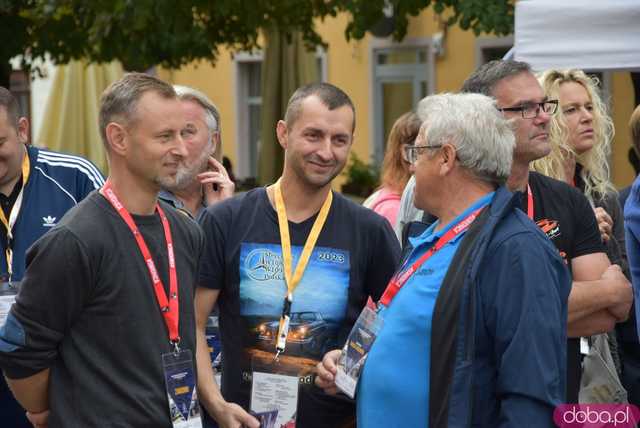 [WIDEO, FOTO] Zabytkowe samochody opanowały świdnicki rynek! Wystartował II Międzynarodowy Rajd Pojazdów Zabytkowych