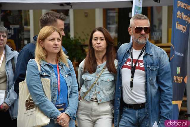 [WIDEO, FOTO] Zabytkowe samochody opanowały świdnicki rynek! Wystartował II Międzynarodowy Rajd Pojazdów Zabytkowych