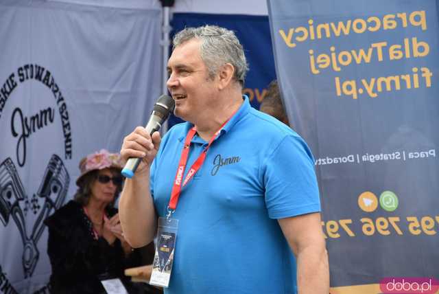 [WIDEO, FOTO] Zabytkowe samochody opanowały świdnicki rynek! Wystartował II Międzynarodowy Rajd Pojazdów Zabytkowych