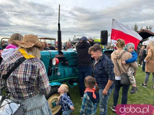 [FOTO] Moc atrakcji podczas Dnia Ziemniaka w Kalnie. Przyjechały również zabytkowe ciągniki i maszyny rolnicze
