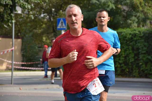 [FOTO] Zawodnicy zameldowali się na starcie! Ruszyły 8. Żarowskie Biegi Strefowe