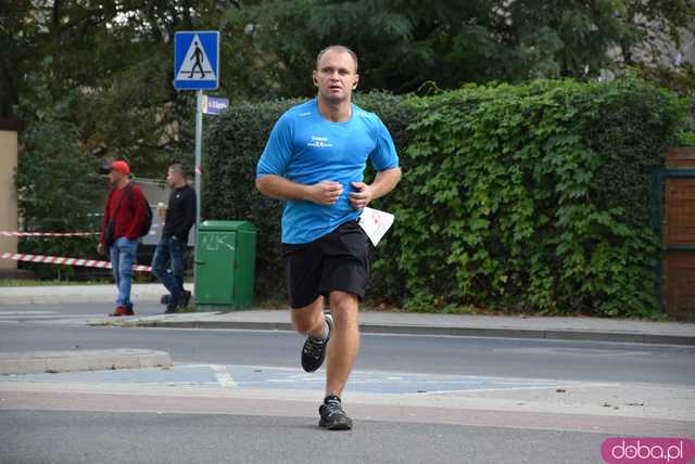 [FOTO] Zawodnicy zameldowali się na starcie! Ruszyły 8. Żarowskie Biegi Strefowe