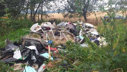 Funkcjonariusze szybko ustalili osobę, która porzuciła śmieci na łące. 69-latek uprzątnął teren i został ukarany mandatem