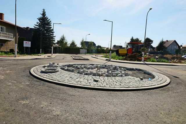 [FOTO] Kolejne drogi  z nową nawierzchnią w Żarowie