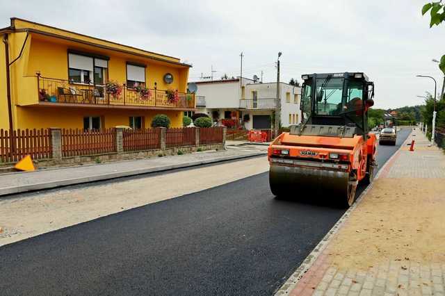 [FOTO] Kolejne drogi  z nową nawierzchnią w Żarowie