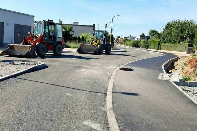 [FOTO] Kolejne drogi  z nową nawierzchnią w Żarowie