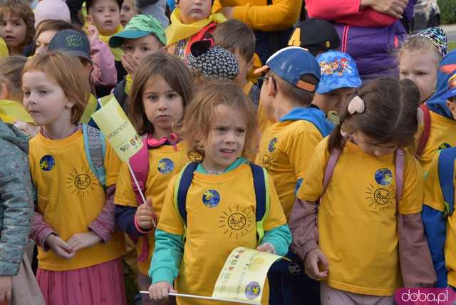 [FOTO] Zasadzili żonkile, które wiosną stworzą żółte Pola Nadziei. Rozpoczęto kolejną edycję akcji świdnickiego hospicjum