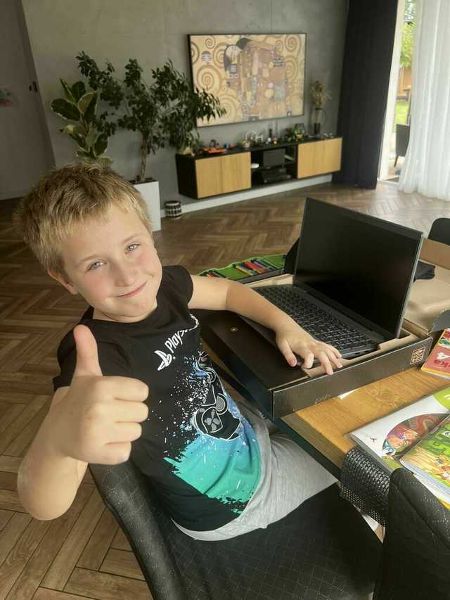 [FOTO] 111 uczniów z gminy Żarów otrzymało laptopy