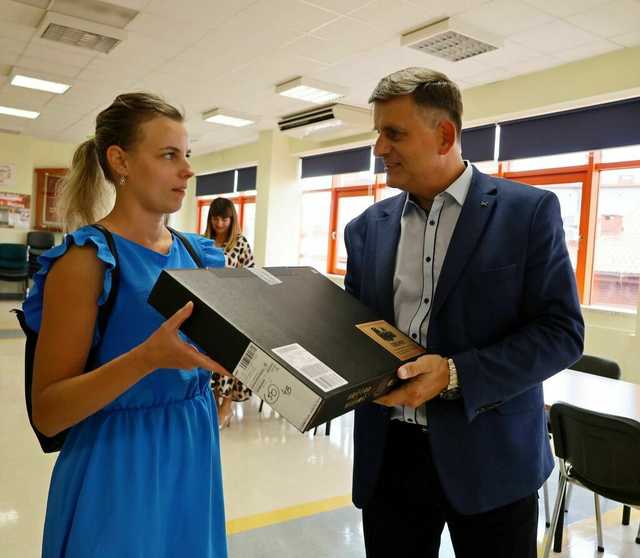 [FOTO] 111 uczniów z gminy Żarów otrzymało laptopy