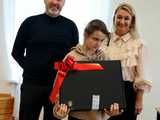 [FOTO] 111 uczniów z gminy Żarów otrzymało laptopy