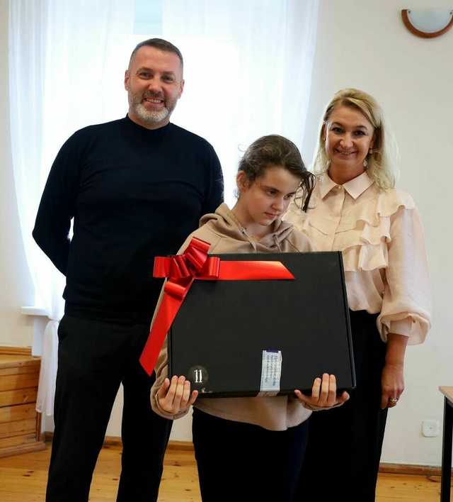 [FOTO] 111 uczniów z gminy Żarów otrzymało laptopy