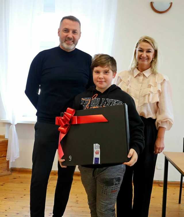 [FOTO] 111 uczniów z gminy Żarów otrzymało laptopy