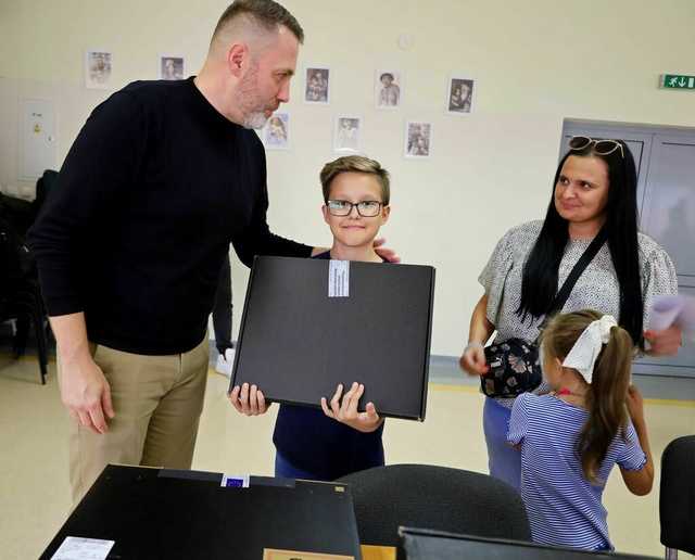 [FOTO] 111 uczniów z gminy Żarów otrzymało laptopy