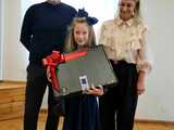 [FOTO] 111 uczniów z gminy Żarów otrzymało laptopy