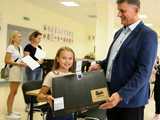 [FOTO] 111 uczniów z gminy Żarów otrzymało laptopy