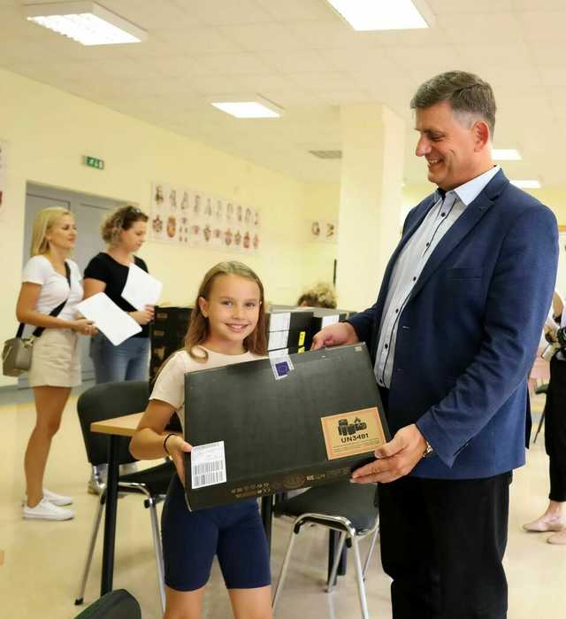 [FOTO] 111 uczniów z gminy Żarów otrzymało laptopy