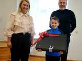 [FOTO] 111 uczniów z gminy Żarów otrzymało laptopy