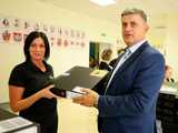 [FOTO] 111 uczniów z gminy Żarów otrzymało laptopy