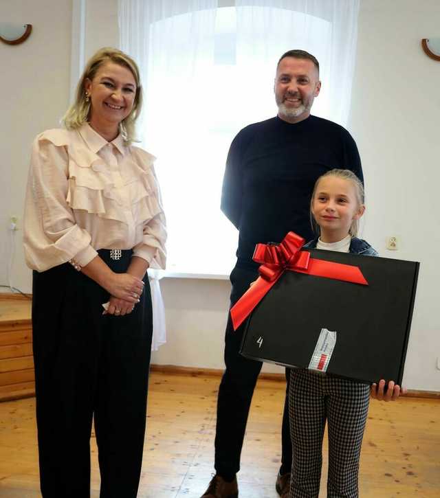 [FOTO] 111 uczniów z gminy Żarów otrzymało laptopy