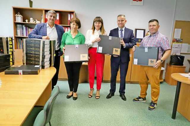 [FOTO] 111 uczniów z gminy Żarów otrzymało laptopy