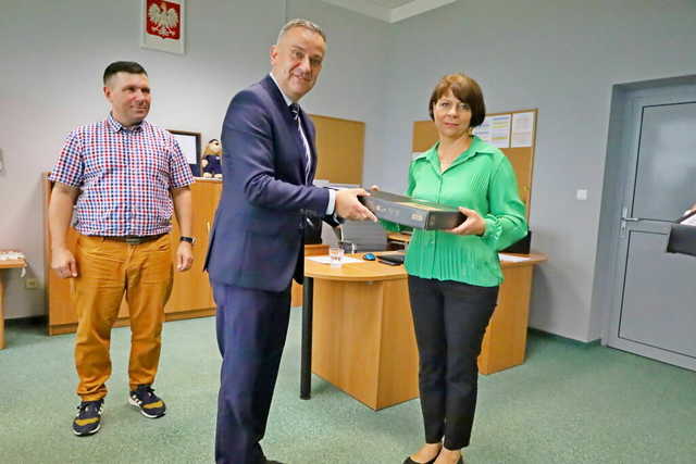 [FOTO] 111 uczniów z gminy Żarów otrzymało laptopy