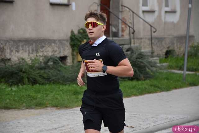 [FOTO] Biegowa rywalizacja w Strzegomiu. Wystartowała kolejna edycja Półmaratonu Aryzta