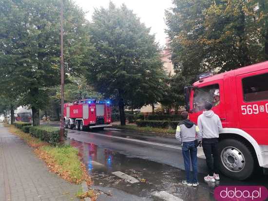 [WIDEO, FOTO] Pożar cysterny na wjeździe do Świdnicy. Droga zablokowana!