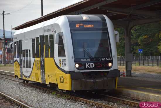 [WIDEO, FOTO] Kolej w Świdnicy wejdzie w końcu w XXI wiek: Podpisano umowy na modernizację infrastruktury kolejowej