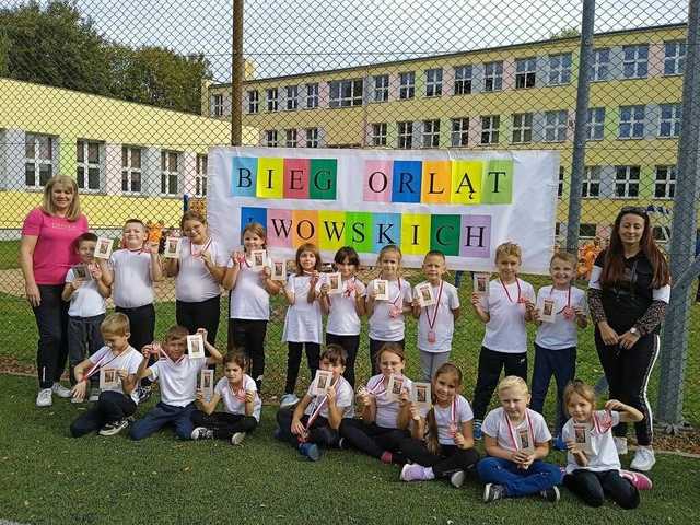 [FOTO] Strzegomscy uczniowie pobiegli dla upamiętniania Orląt Lwowskich